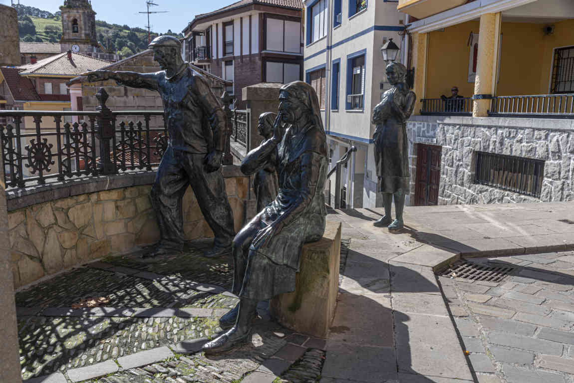 Vizcaya - Bermeo 24 - escultura Esperando  a los Marineros.jpg